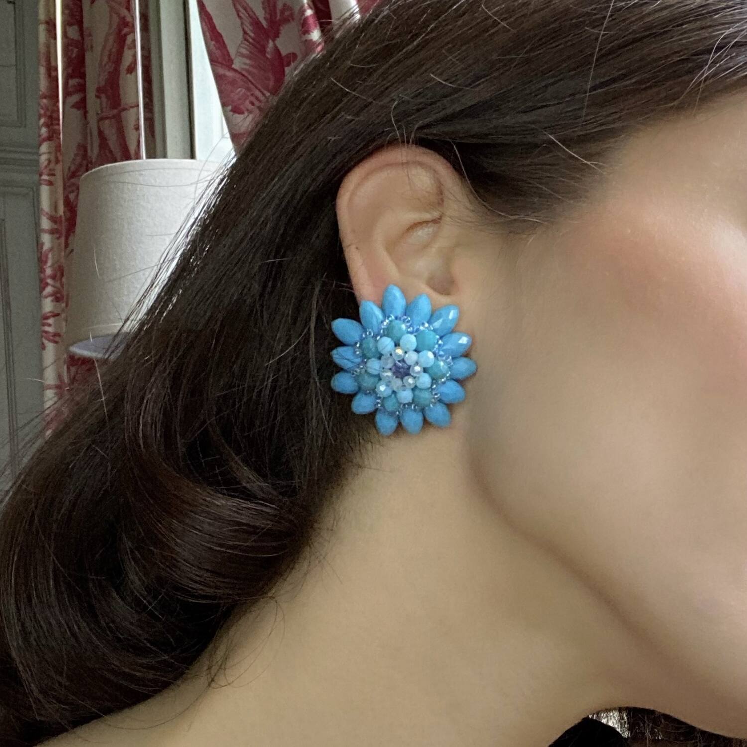 Pendientes de clip Jeannine con cuentas de vidrio facetadas de color turquesa