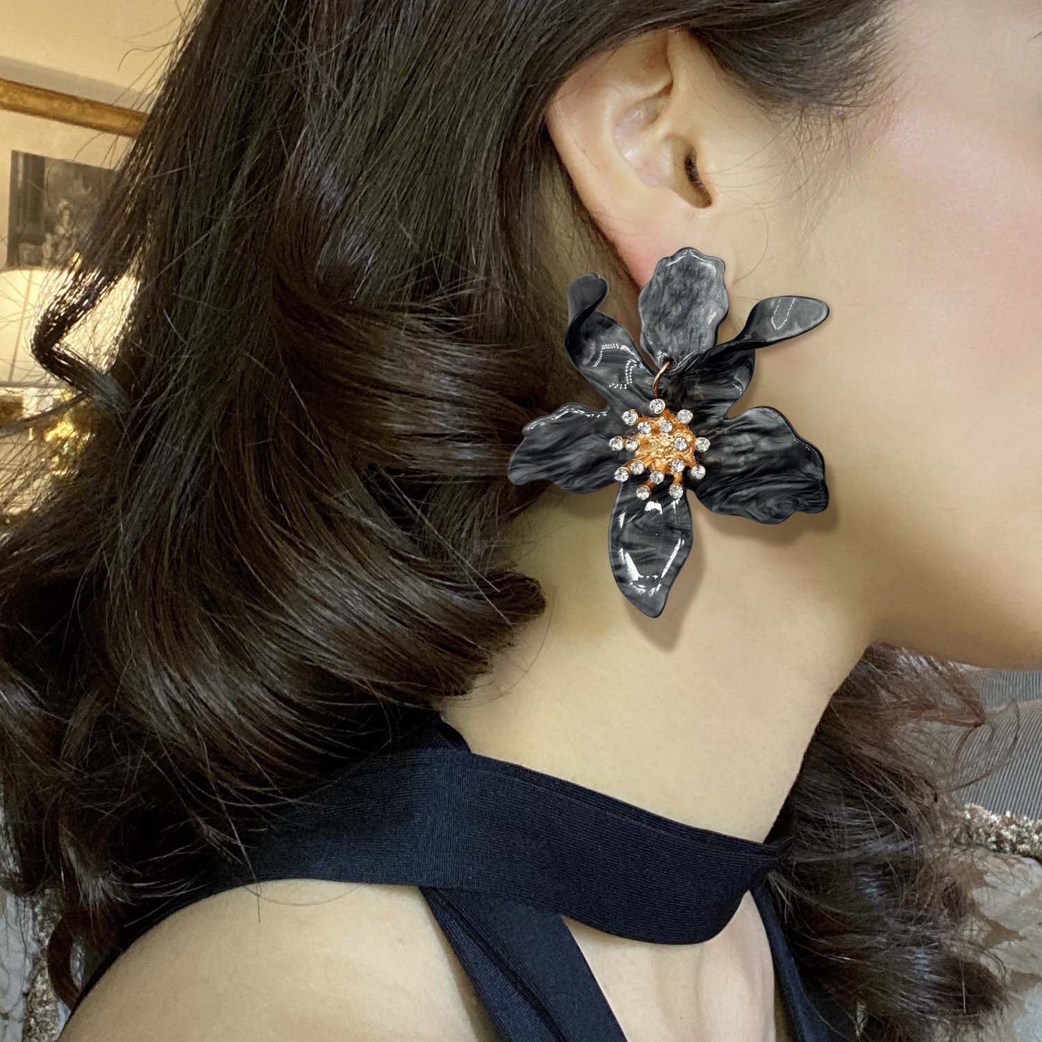 Pendientes colgantes de resina floral color hematita Lina