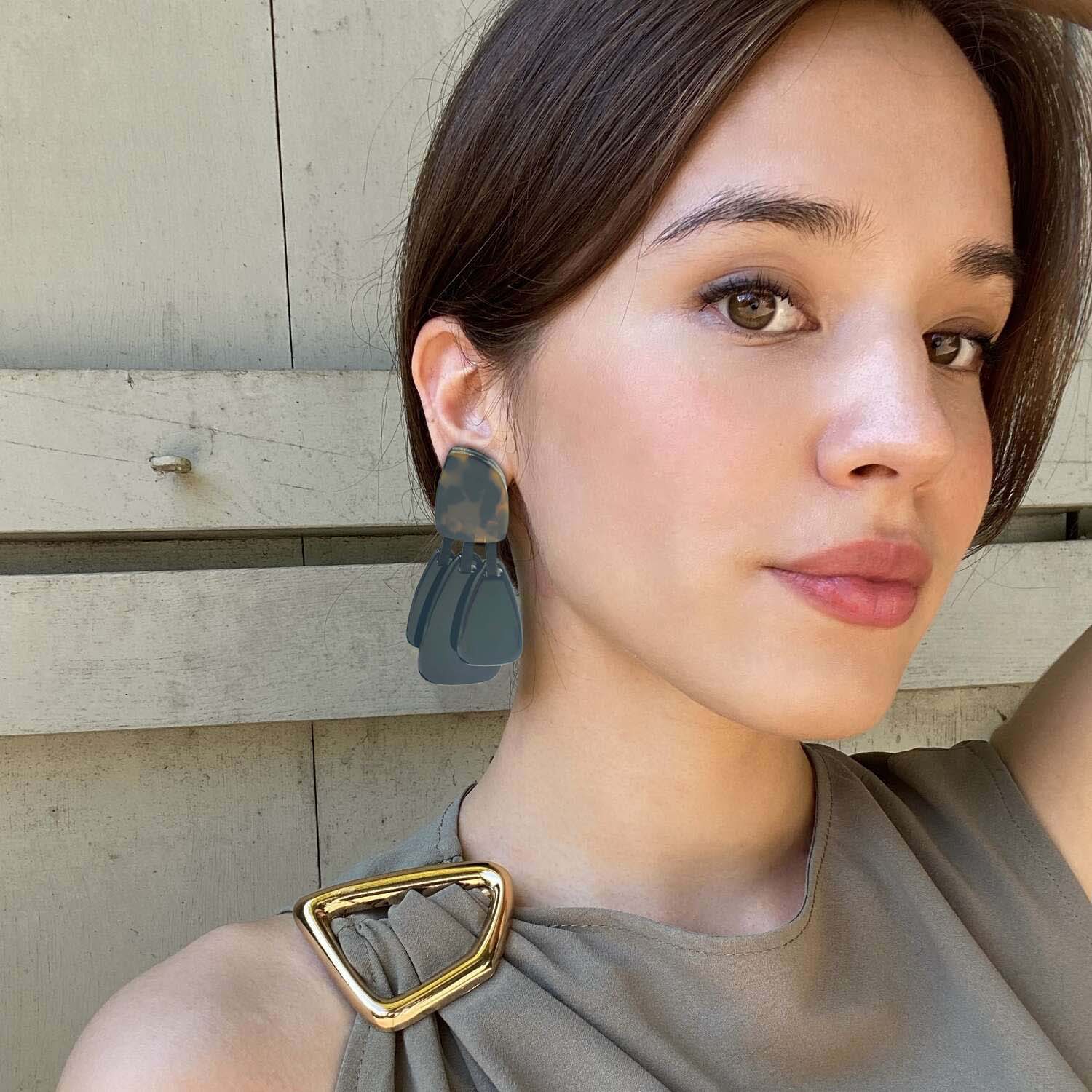 Pendientes Giuditta de resina con forma de tortuga y gotas de resina verde